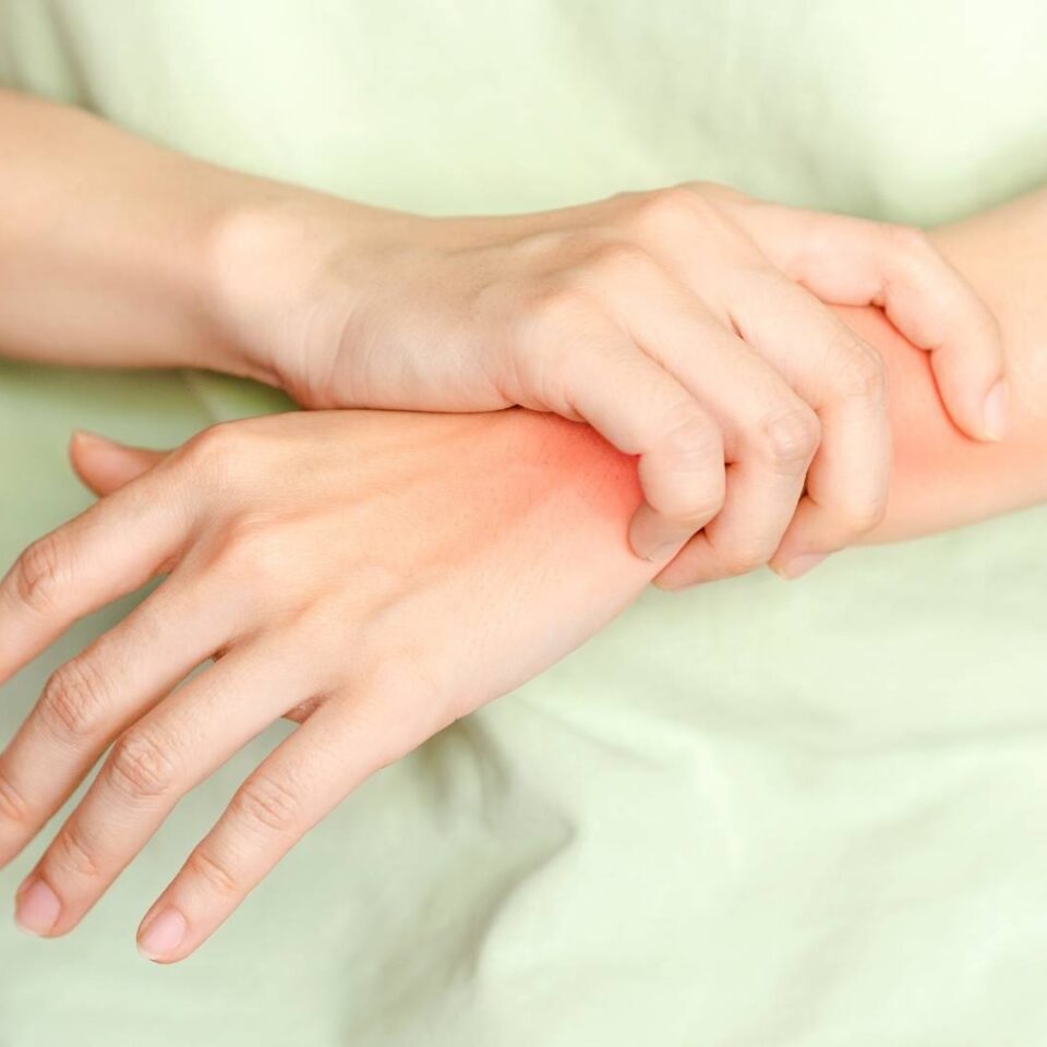 RZS ból nadgarstka, kobieta trzymająca się za bolesny nadgarstek